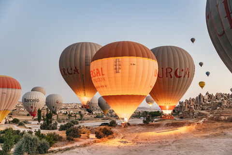 Capadócia: Passeio de balão de ar quente em Goreme com café da manhãVoo ao nascer do sol