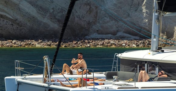 Santorini:All-inclusive Catamaran Cruise with Thirassia Stop