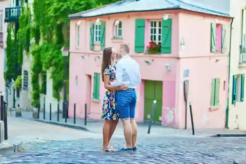 Paris: Private Montmartre Photoshoot with Parisian Charm