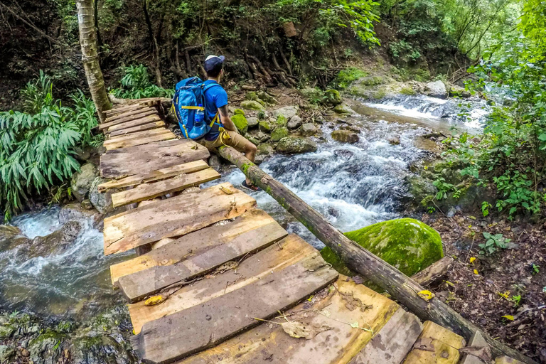 Miasto Cabañas: Las Cinquera-Wodospady i historyczne centrum IlobascoMiasto Cabañas: Las Cinquera-wodospady i centrum historyczne Ilobasco