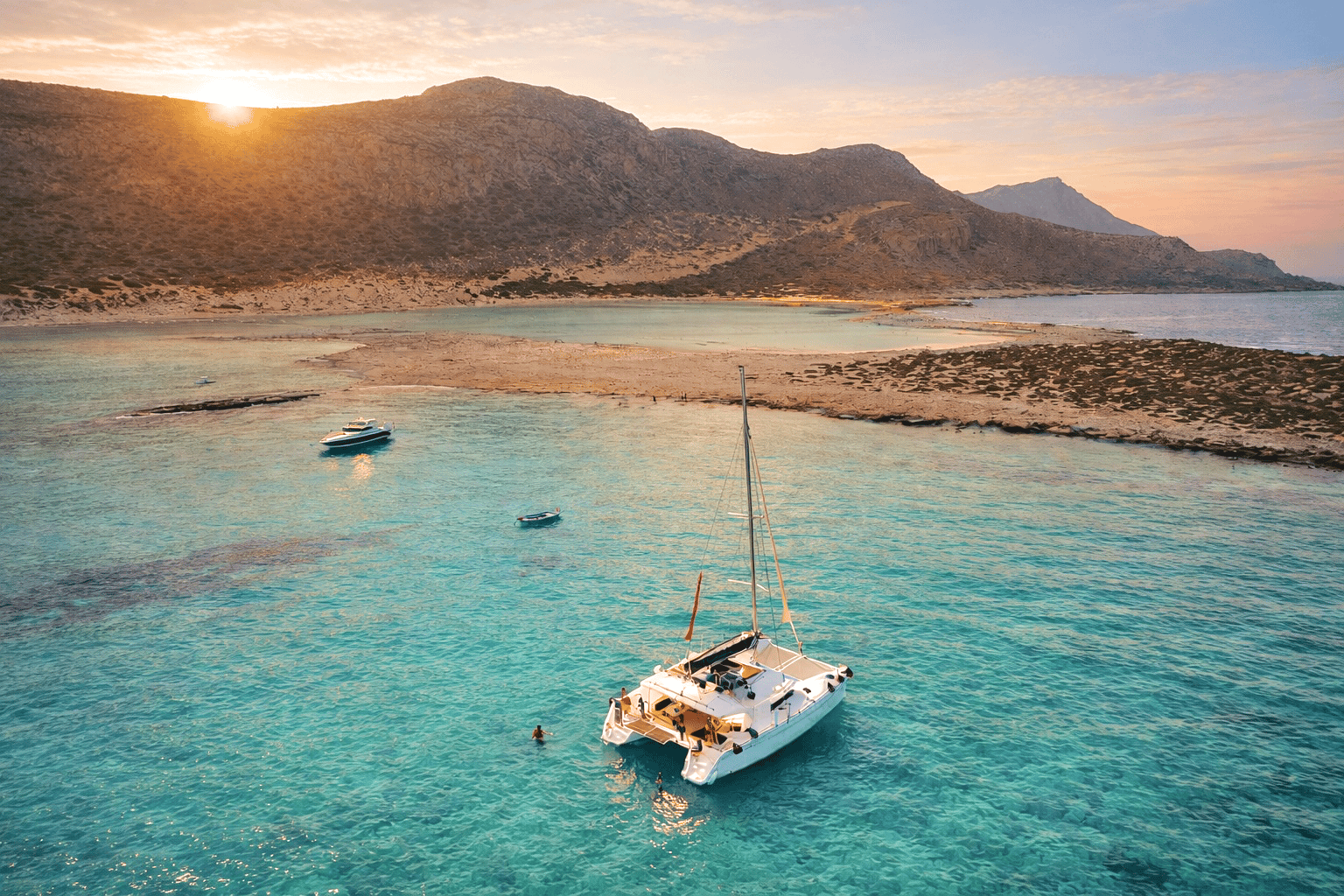 Kissamos: Katamaran-Sonnenuntergangsfahrt mit Sushi und Drinks