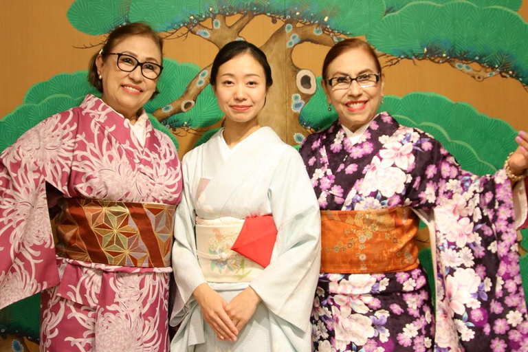 Maiko-dans en theeceremonie op een Noh-podium in Kyoto