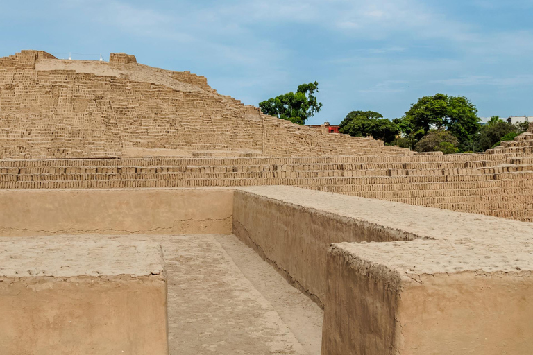 Lima: Huaca Pucllana Site Museum Private Tour with Tickets 2-hour: Pucllana Museum Evening Tour