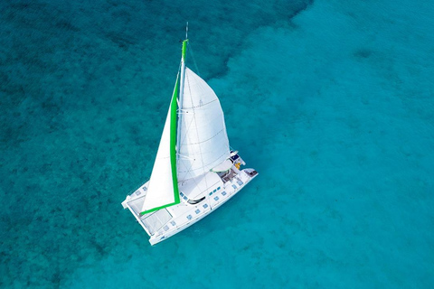 Cancún: Catamaran cruise naar Isla Mujeres met snorkelen