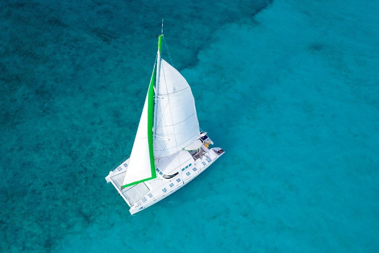 Cancún: Catamaran cruise naar Isla Mujeres met snorkelen