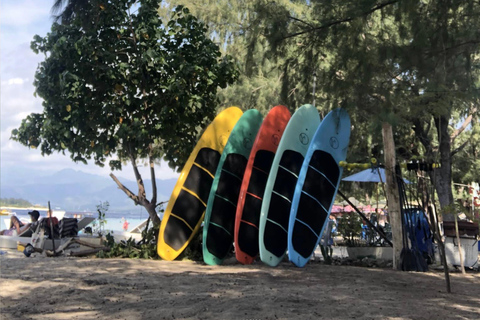 Gili Trawangan: SUP-paddleboarden bij zonsopgang met dronefotoGili Trawangan: Stand-up paddle met drone-opnames en gids