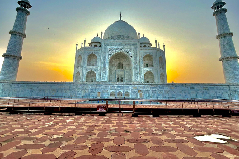 Excursion au lever du soleil à Agra en voiture, le même jour, à partir de DelhiTaxi + guide touristique + billet pour le Taj Mahal