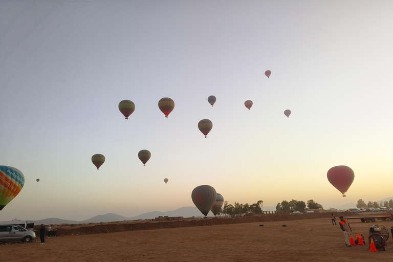 Marrakech: Royal Breakfast with Hot Air Balloons view