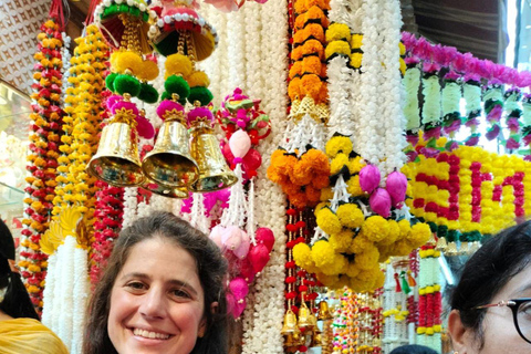 Mercado nocturno y comida callejera en Delhi (medio día, guiado por mujeres)Mercado de día y comida callejera en Delhi (medio día, guiado por mujeres)