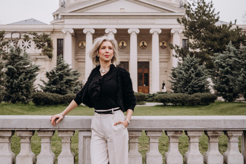 Bucharest: Essential Photo Session in the Charming Streets