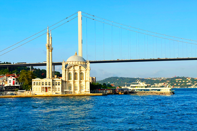 Istanbul: Bosphorus and Golden Horn Sunset Yacht Cruise