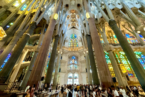 Barcelona: Sagrada Familia po południu w małej grupieBarcelona: Sagrada Familia omiń kolejkę w małej grupie