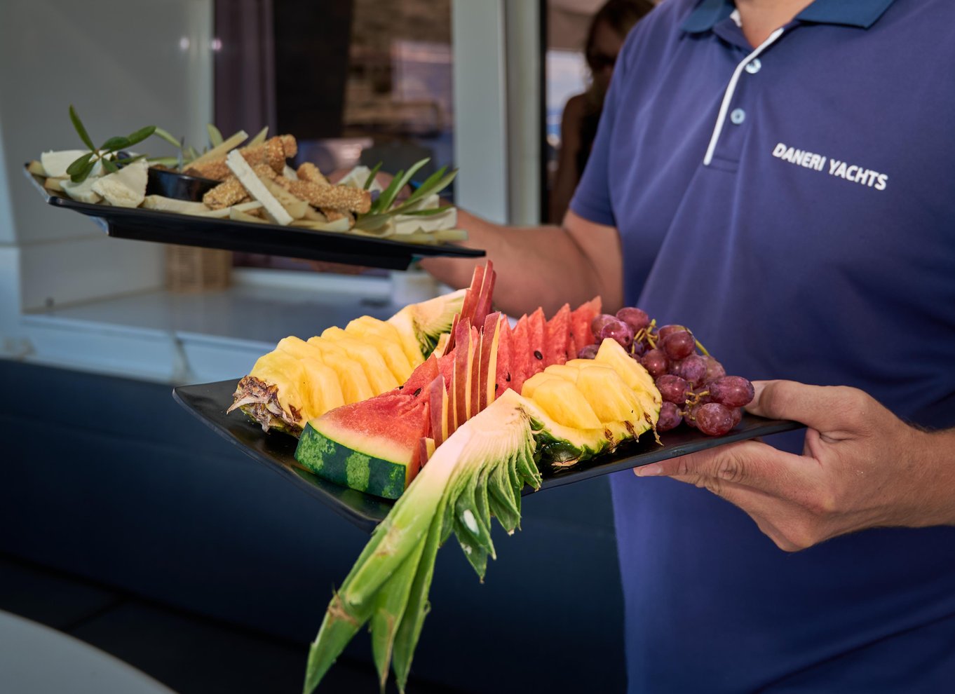 Rethymno: Katamaransejltur ved solnedgang – sushi og fri bar