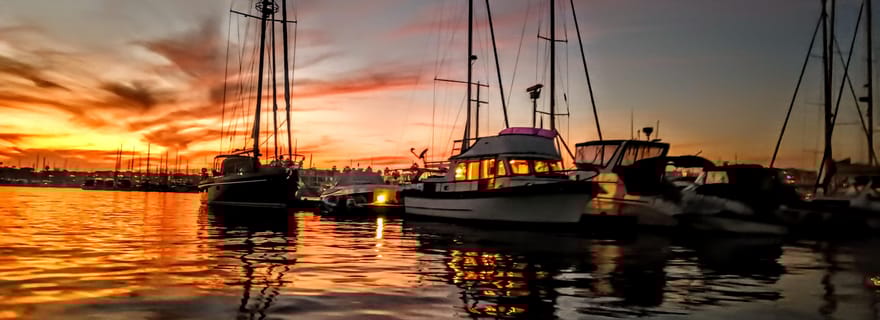 Croisière romantique au coucher du soleil et aux lumières de la ville avec dégustation de vins – Marina del Rey