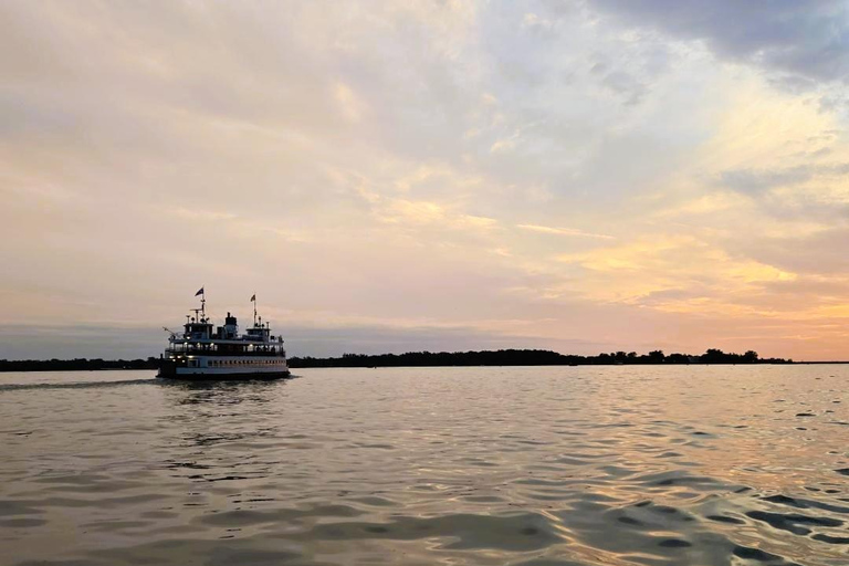 Toronto: Evening Harbour Cruise with Storytelling