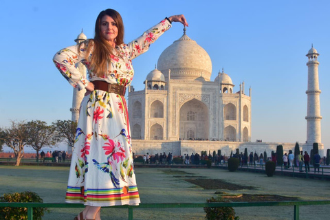 Agra: Taj Mahal Sunrise Tour: Express Ticket, Guide & Photos Tour with Local Expert Tour Guide Only