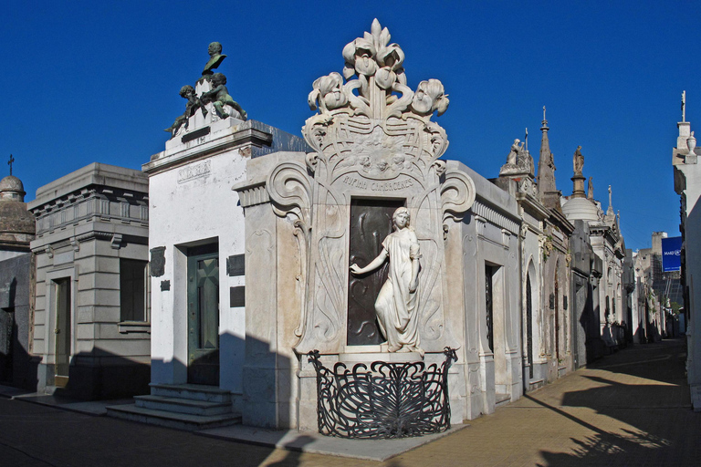 Tour privato a piedi di Recoleta in profondità (non in senso letterale)