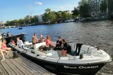 Amsterdam: De Bulldog Boot Breng Je Eigen Drank Rondvaart