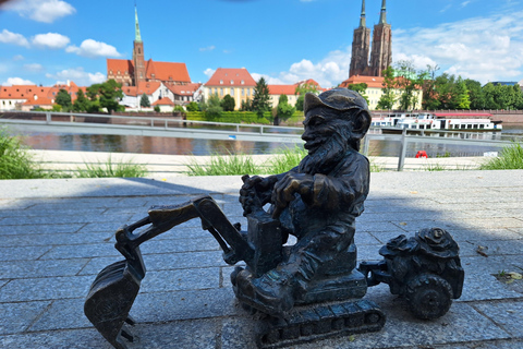 Wroclaw: Sunset Catamaran Cruise with Drink and Music