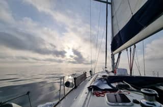 Valencia: Premium-Tag auf einem privaten Segelboot mit Paella, Wein und Baden auf hoher See