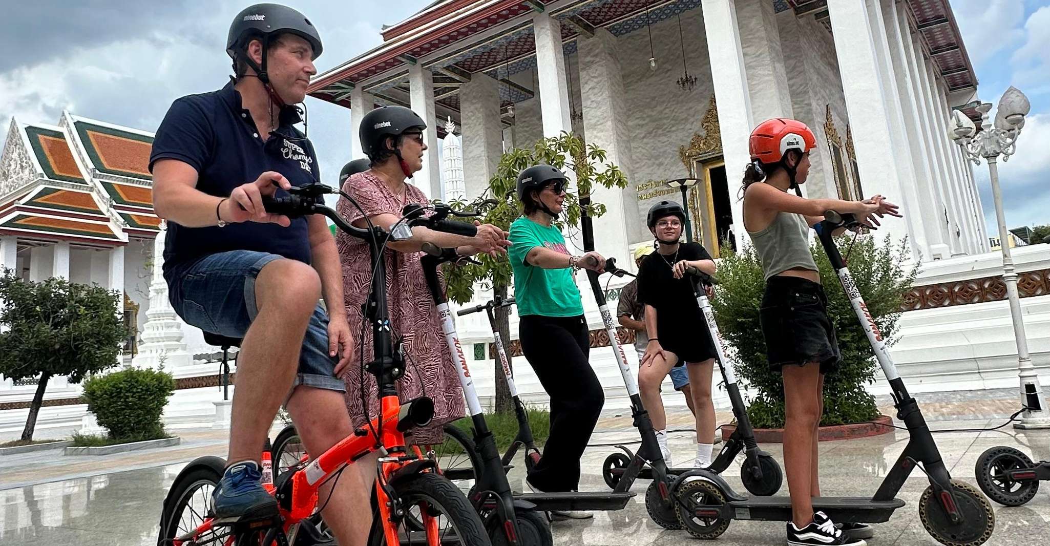 Bangkok : City Highlights E-Scooter & Bike Tour