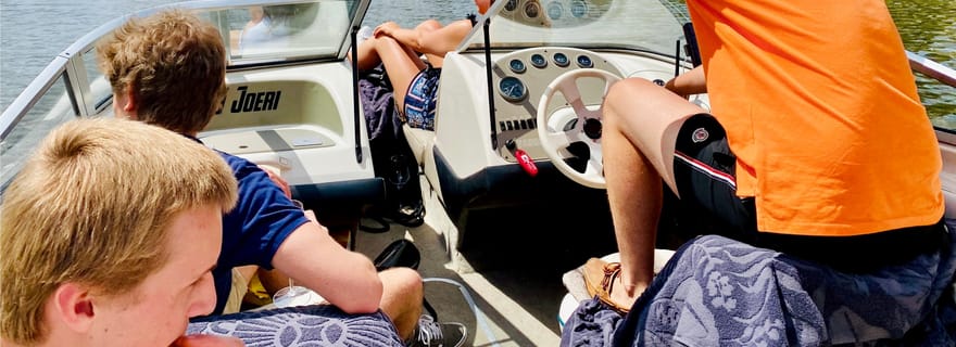 Courtrai : Tour en bateau avec DJ Joeri (hors-bord - visite guidée)