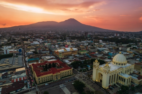 Der Vulkan San Salvador und die historische Innenstadt von San Salvador.Der Vulkan San Salvador und die historische Innenstadt von San Salvador