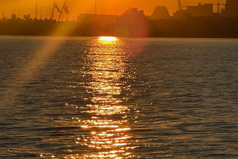 Valência: Cruzeiro VIP ao pôr do sol em catamarã com bebida