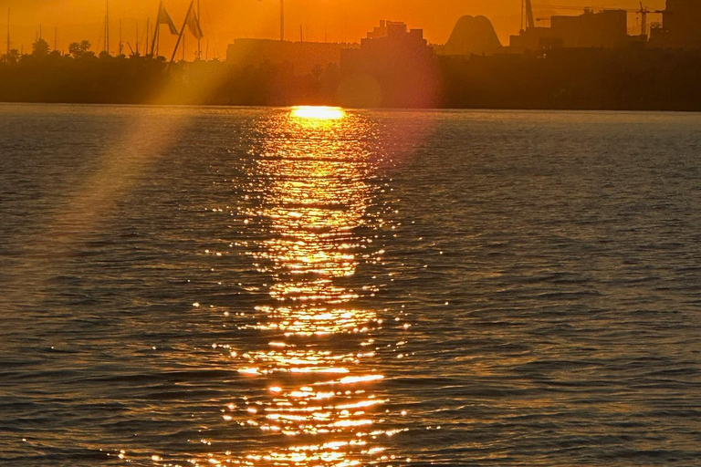 Valencia: Crucero VIP al atardecer en catamarán con bebida