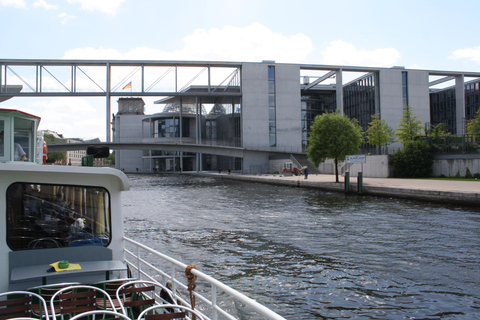 Berlin: Spreefahrt mit beheiztem Schiff + Live Guide
