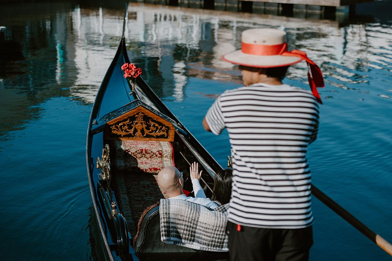 San Diego: Private Luxury Gondola Cruise in Coronado Saturday Before Sunset