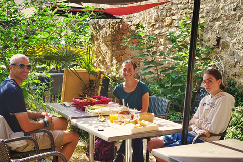 Carcassonne: Solex ride with guide and French-style brunch Carcassonne: Solex tour with guide and French brunch