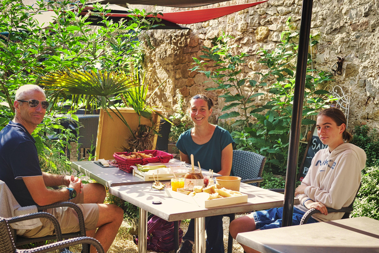 Carcassonne: Solex ride with guide and French-style brunch Carcassonne: Solex tour with guide and French brunch