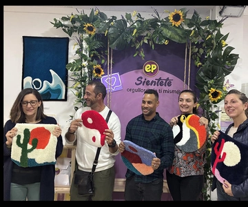 TUFTING: Learn how to make a rug during a fun class in Valencia