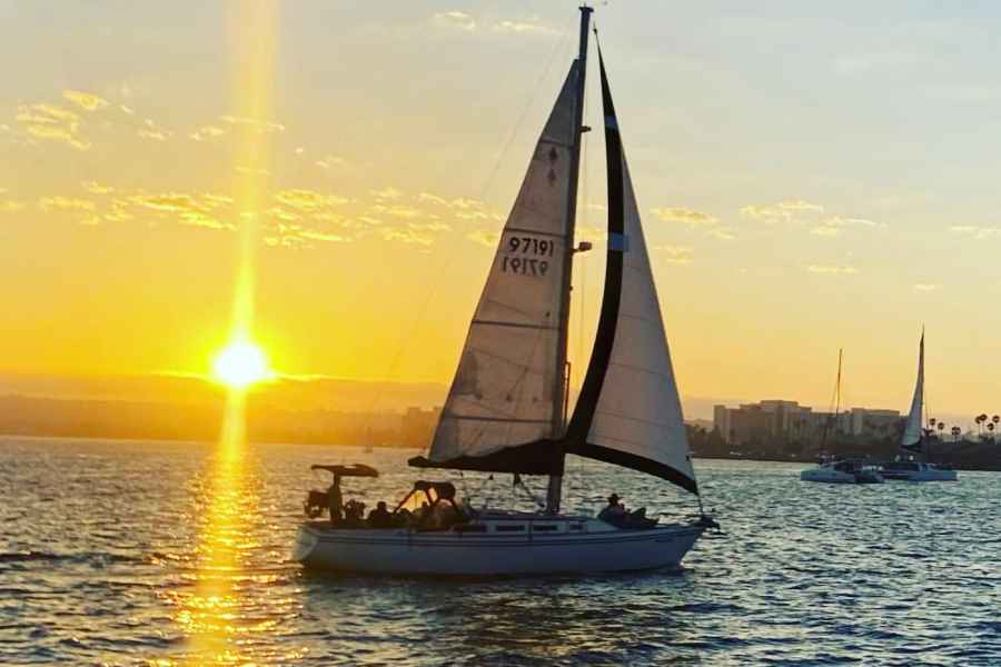 San Diego: Segelfahrt bei Sonnenuntergang oder tagsüber mit Getränken. Foto: GetYourGuide