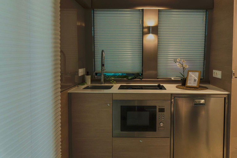 Valencia: giro in barca di lusso con capitano, bevande e bagno privato