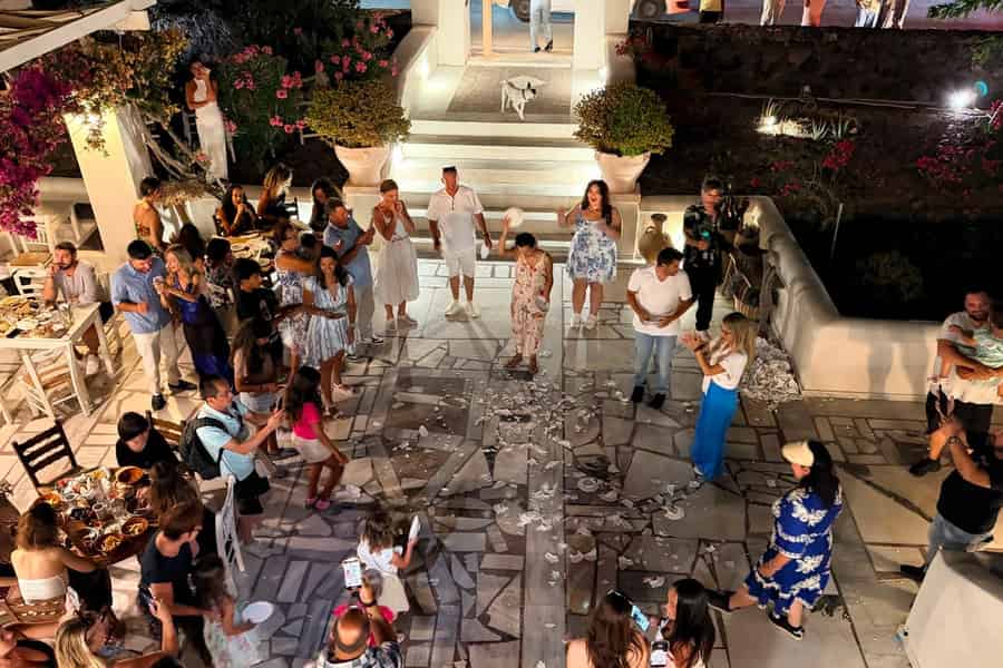 Tellerzerbrechen & Tanz: Griechischer Abend mit „Opa“ im Herzen von Oia. Foto: GetYourGuide Tellerzerbrechen & Tanz: Griechischer Abend mit „Opa“ im Herzen von Oia. Foto: GetYourGuide