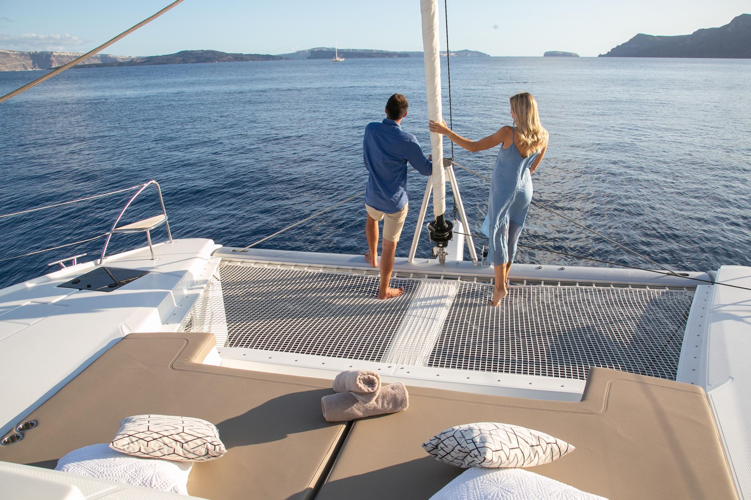 Santorini: Private Katamaran Tour mit BBQ und unbegrenzten Getränken