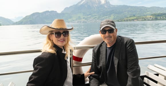 Lucerne: Lake Cruise & Old Town Tour w/ Guide & Photographer