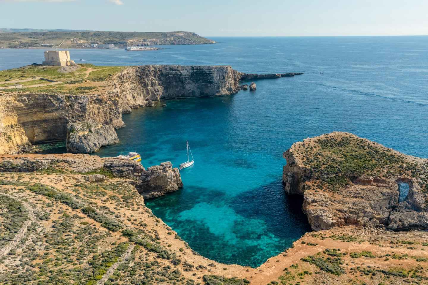 Gozo: Private Boat Tour to Comino with Swim Stops