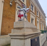 自治市镇伦敦桥梁和鱼类和筹码 - Housity