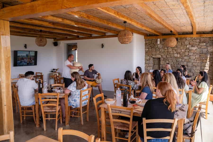 Mykonos: Weingut-Weinberg-Erlebnis mit Essen & Weinverkostung. Foto: GetYourGuide Mykonos: Weingut-Weinberg-Erlebnis mit Essen & Weinverkostung. Foto: GetYourGuide