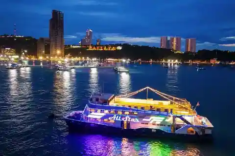 Pattaya : Dîner-croisière All Star, spectacle de cabaret et buffet de bière
