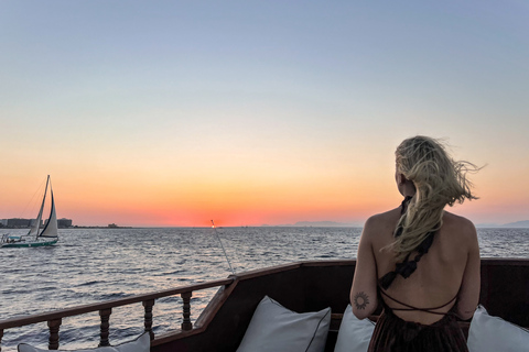 Rhodos: 3 uur all-inclusive cruise bij zonsondergang met diner en drankjesVan Rhodos: 3 uur durende all-inclusive cruise bij zonsondergang