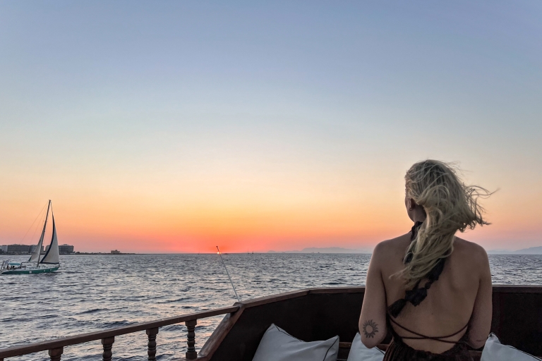 Rhodos: 3 uur all-inclusive cruise bij zonsondergang met diner en drankjesVan Rhodos: 3 uur durende all-inclusive cruise bij zonsondergang