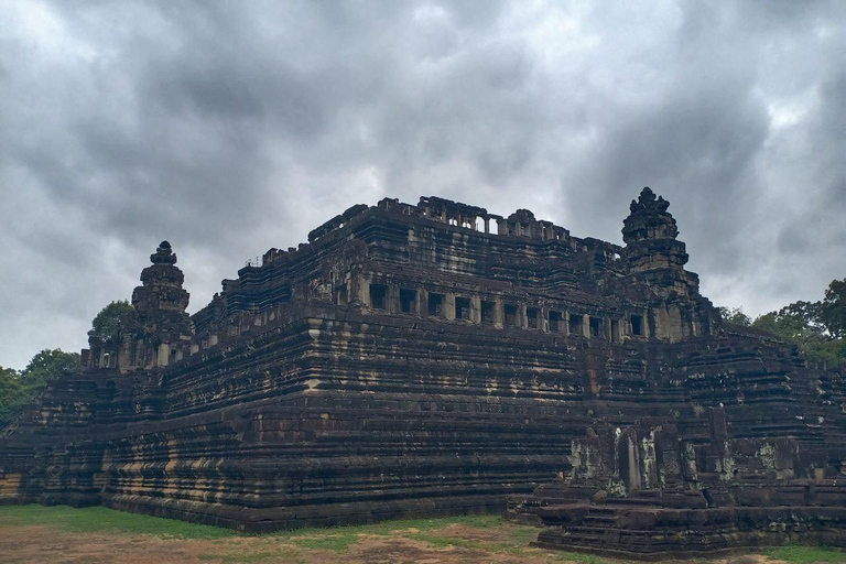 L&#039;alba ad Angkor Wat con un gruppo di condivisione