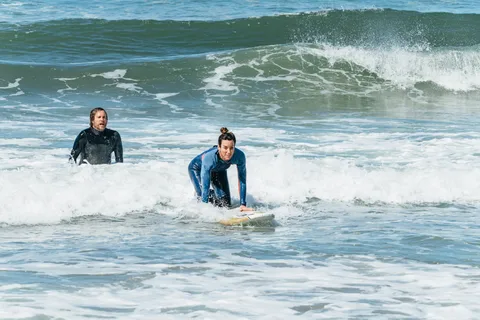 Solana Beach: aula particular de surf com prancha e roupa de mergulho