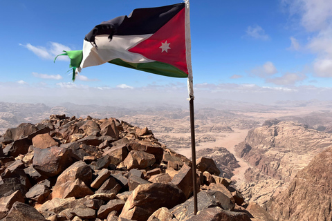 瓦迪拉姆：本地导游带您徒步前往杰贝尔乌姆达米瓦迪拉姆：本地导游带你徒步前往杰贝尔乌姆达米