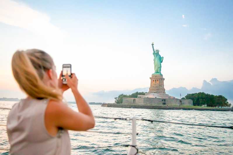 纽约：自由女神像和埃利斯岛周围 1 小时游船