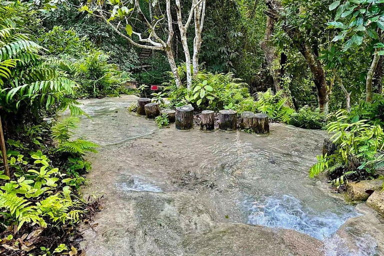 Ciesz się Sticky Waterfall i Parkiem Narodowym Chet Si Fountain